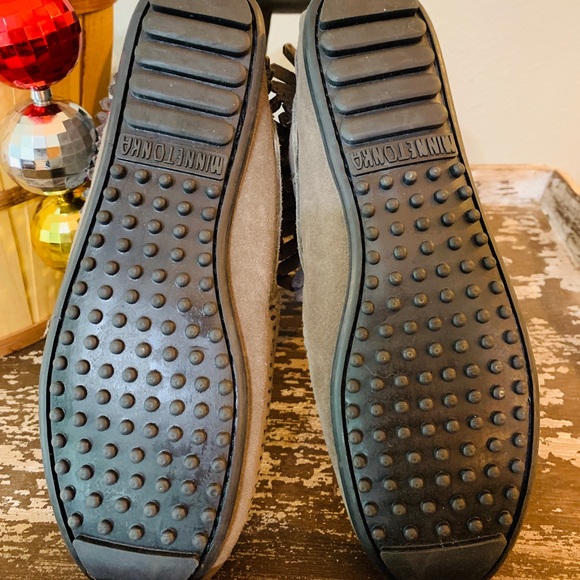 BUCKLE MINNETONKA Gray Suede Fringe Boots EUC 7 - Picture 6 of 7